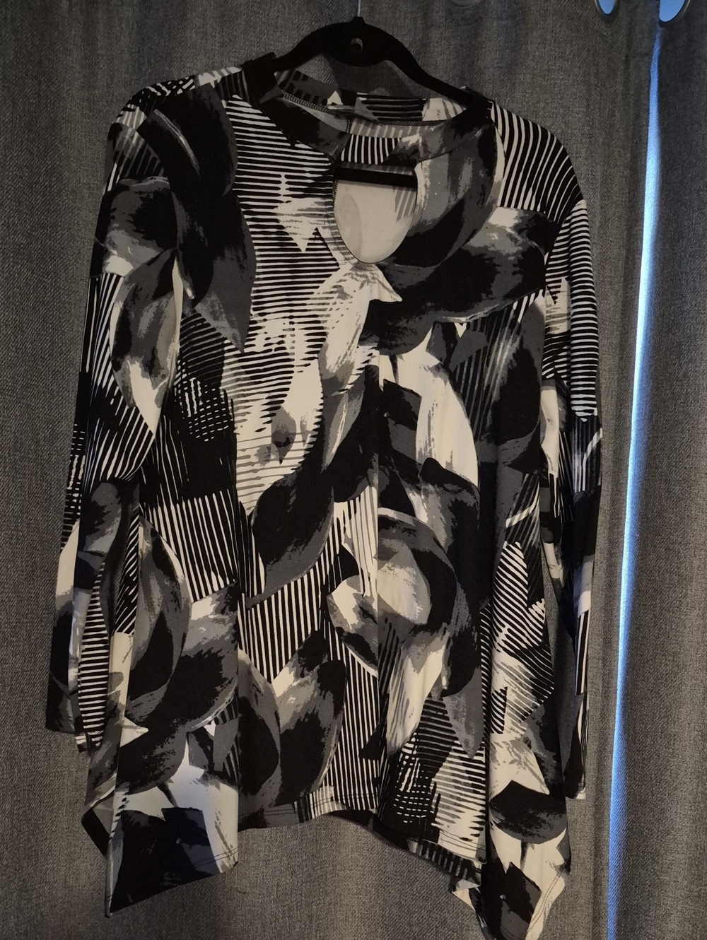 Women's Black & White Abstract Keyhole Tunic